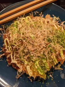 Okonomiyaki (pancake salé au chou et au porc)