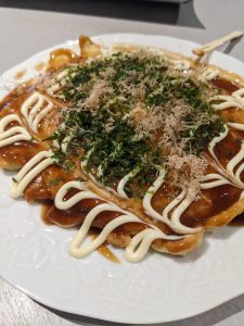 Okonomiyaki (pancake salé au chou et au porc)
