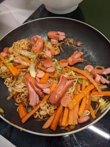 Yakisoba avec des takowieners (Knacki en forme de poulpe)