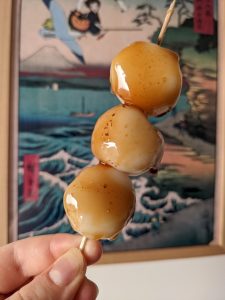Mitarashi dango (sauce sucrée-salé)